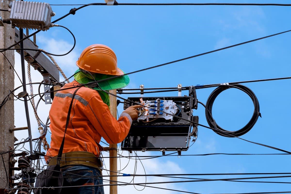 Fibre optique : l'état signe un accord avec Orange qui s'engage à raccorder 1,5 millions de foyers d'ici 2025