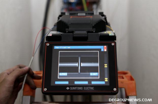 Soudure de deux fibres optiques, accolement des deux extrémités