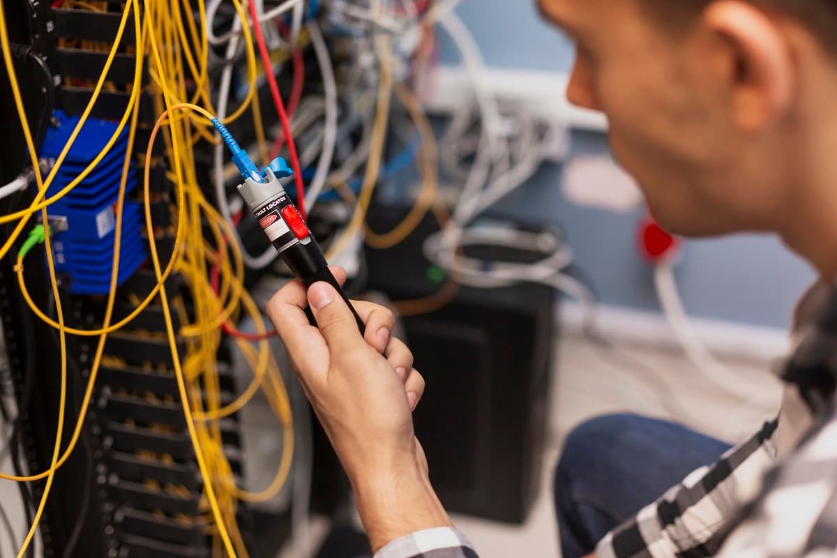 Fibre optique : “le taux de pannes de la plupart des réseaux de fibre optique diminue”, selon cet expert