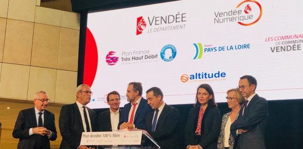 Signature phase 2 RIP Vendée Numérique avec Altitude Infrastructure